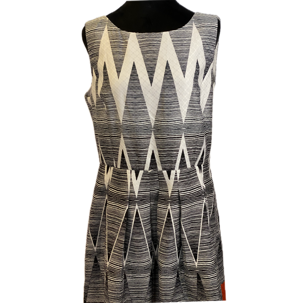 Black and White Zig Zag Sleeveless Dress (NEW)